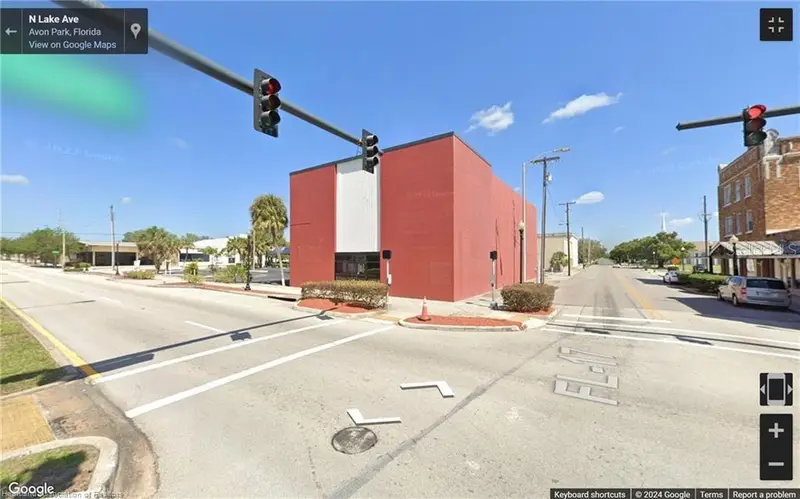 2 W Main St, FL