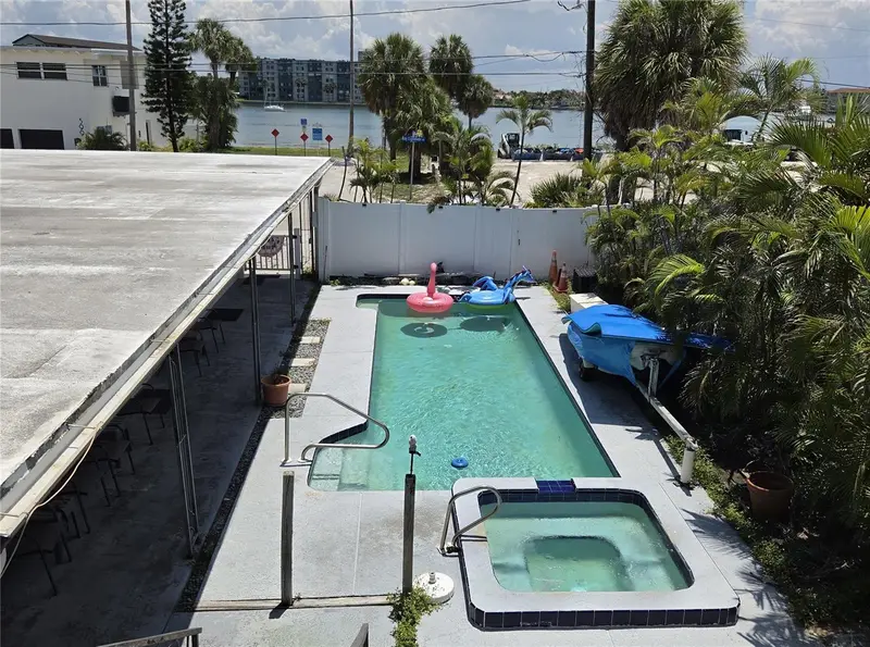 580 Bay Esplanade, FL