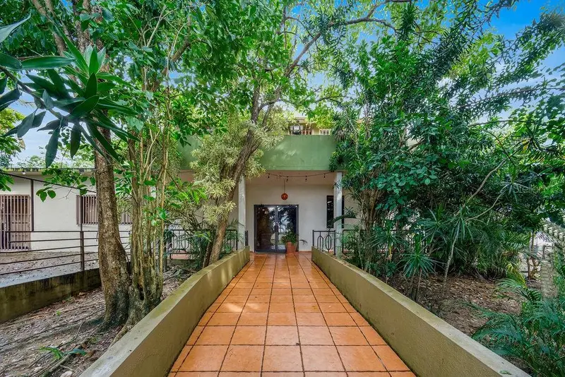 690 Los Naborias St, PR