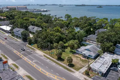 1040 Broadway, FL