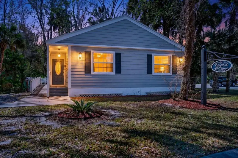 110 Ne Crystal St, FL