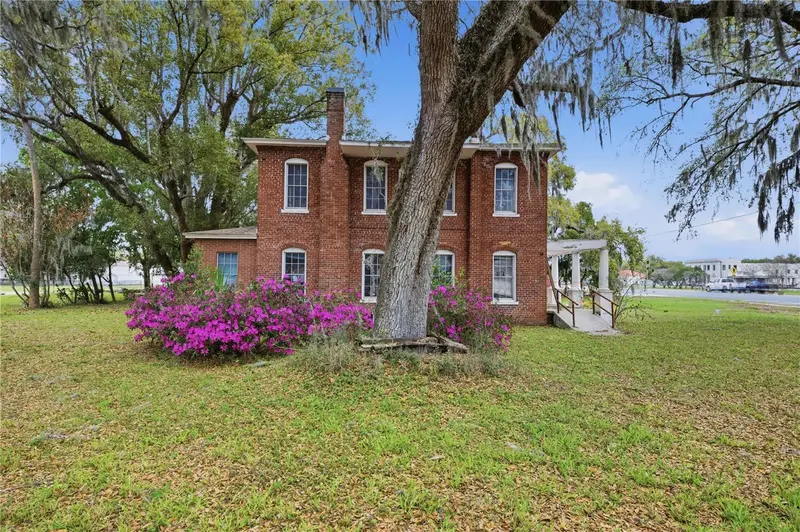 120 N Main St, FL