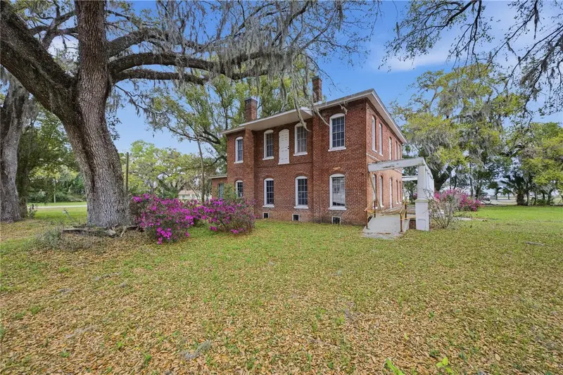 120 N Main St, FL