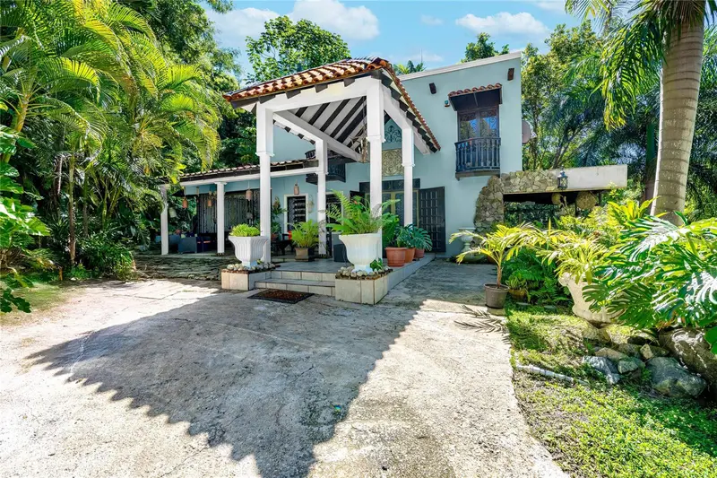 Sr 310 Km 0.8 Las Quebradas , Hacienda Tres Casitas, PR