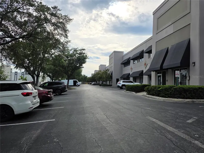 7802 Kingspointe Pkwy #202, FL