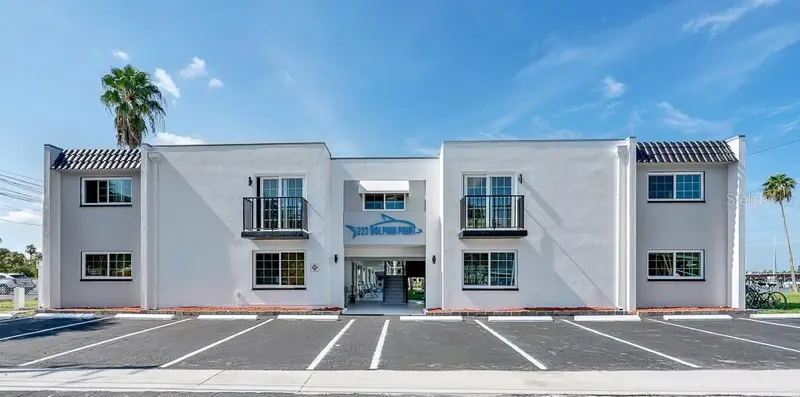 223 Dolphin Pt, FL