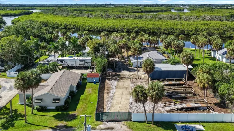 102 Trouve Ln, FL